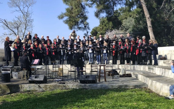 Καλαμάρια: «Σήμερα τραγουδάμε για τη θάλασσα μας» - Συναυλία κατά του σχεδίου του ΤΑΙΠΕΔ στην Μαρίνα Αρετσούς (βίντεο)