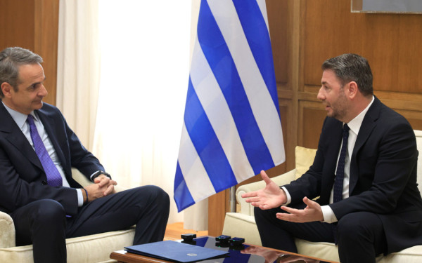 Ο Μητσοτάκης ενημερώνει τον Ανδρουλάκη για τις εξελίξεις στη Μέση Ανατολή