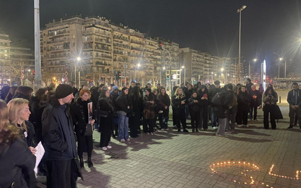 Θεσσαλονίκη: Ρίγη συγκίνησης στον σταθμό του ΟΣΕ την ώρα που είχε γίνει το δυστύχημα στα Τέμπη (βίντεο)