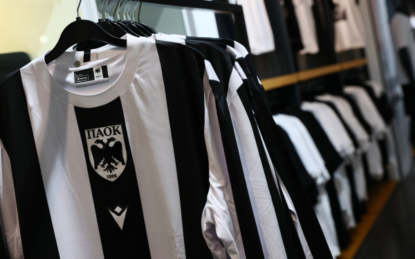 Εξαντλήθηκαν οι επετειακές φανέλες του ΠΑΟΚ