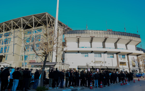 ΠΑΟΚ: Ουρές στην μπουτίκ της Τούμπας για την επετειακή φανέλα