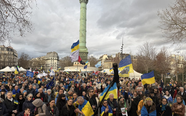 Παρίσι: Μαζική διαδήλωση αλληλεγγύης για τα 4 χρόνια πολέμου στην Ουκρανία (βίντεο)