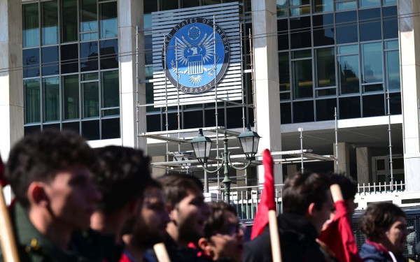 Σε εξέλιξη πορεία προς την αμερικανική πρεσβεία - Συνθήματα κατά της συμμετοχής της Ελλάδας στις επιθέσεις εναντίον του Ιράν