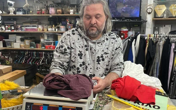 Θεσσαλονίκη : Zυγίζει ρούχα για πούλημα και τα βίντεό του στα social media γίνονται viral