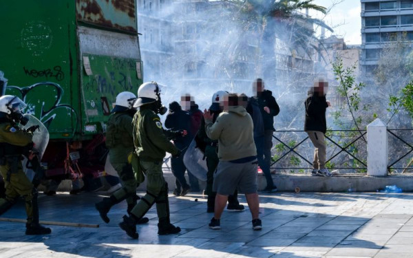 Επεισόδια στο Σύνταγμα μετά τη συγκέντρωση για τα Τέμπη: 149 προσαγωγές και 9 συλλήψεις