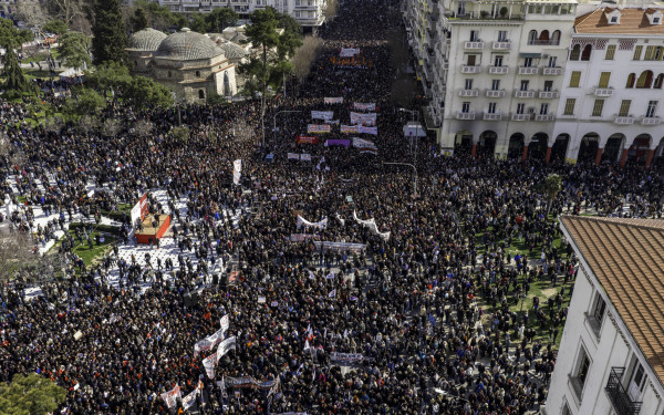Θεσσαλονίκη: Χιλιάδες στο δρόμο για την τραγωδία στα Τέμπη με ένα σύνθημα - «Ποτέ ξανά» (βίντεο και φωτό)
