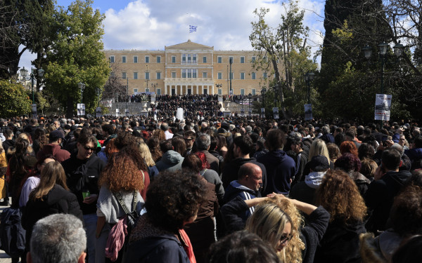 Αθήνα: Μεγάλη συγκέντρωση στο Σύνταγμα για τη μαύρη επέτειο των Τεμπών