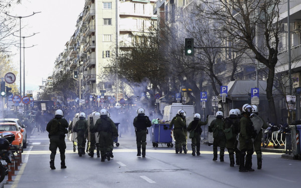Θεσσαλονίκη: Επεισόδια με μολότοφ, δακρυγόνα και ανθρωποκυνηγητό μετά την πορεία για τα Τέμπη - Πάνω από 35 προσαγωγές (βίντεο και φωτό)
