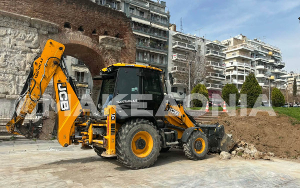 Θεσσαλονίκη: Γκρεμίστηκε το τοιχίο δίπλα στην Καμάρα - «Λειτουργούσε ως επιφάνεια γκράφιτι» (βίντεο)