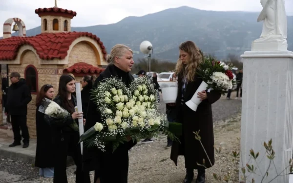 Συγκίνηση και οργή στα Τέμπη – Σπαρακτικές εικόνες με τους συγγενείς των θυμάτων στο σημείο μηδέν (φωτό)