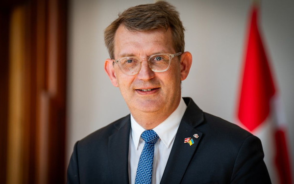 «Η Γροιλανδία δεν χρειάζεται το πλωτό νοσοκομείο του Τραμπ» απαντά ο Δανός υπουργός Άμυνας