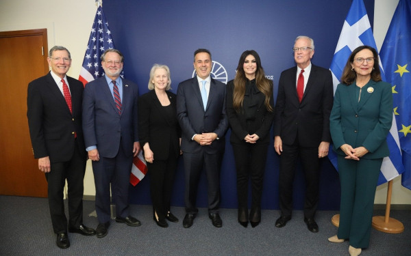 Στην Αθήνα αντιπροσωπεία της Αμερικανικής Γερουσίας: Συνάντηση με την Πρέσβη Κίμπερλι Γκίλφοϊλ