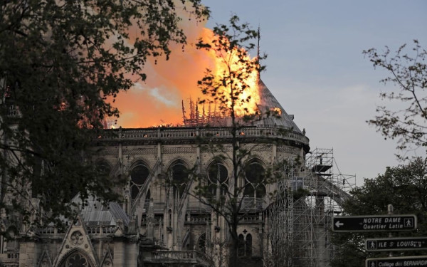 Δεν ήταν εγκληματική ενέργεια η φωτιά που ξέσπασε στην Παναγία των Παρισίων 