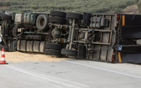 Κυκλοφοριακό κομφούζιο στη Θεσσαλονίκη: Νταλίκα ντελαπάρισε στην περιφερειακή οδό (βίντεο)