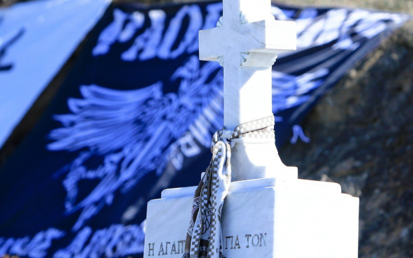 Συγκίνηση στην επιμνημόσυνη δέηση για τους έξι αδικοχαμένους φιλάθλους του ΠΑΟΚ στα Τέμπη