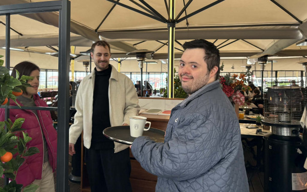 Θεσσαλονίκη: Άτομα με σύνδρομο Down σερβίρουν χαμόγελα και καφέδες - Δείτε βίντεο