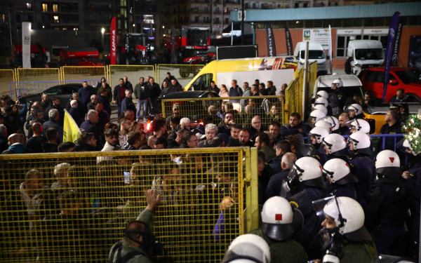 Ένταση στην Agrotica: Αγρότες επιχείρησαν να σπάσουν τον αστυνομικό κλοιό στη ΔΕΘ
