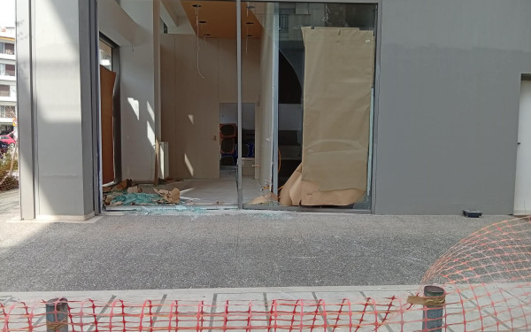 Καλαμαριά: Αυτοκίνητο «εισέβαλε» σε κατάστημα στο Βυζάντιο