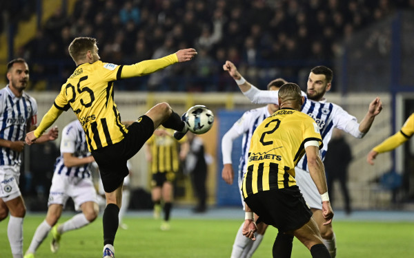 Super League: «Γκέλα» της ΑΕΚ στο Περιστέρι και τριπλή ισοβαθμία στην κορυφή