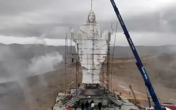 Λίβανος: Τοποθέτησαν άγαλμα του Ιησού 26 μέτρων στα σύνορα με τη Συρία