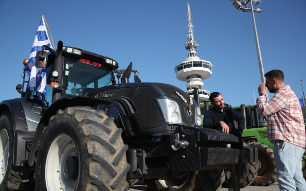 Θεσσαλονίκη: Μπήκαν στο κέντρο οι αγρότες με τα τρακτέρ - Εφτασαν στην Agrotica