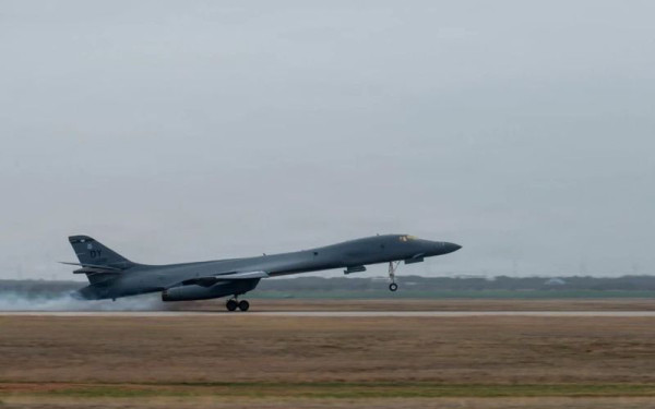 Μια ανάσα πριν το μεγάλο πλήγμα στο Ιράν: Στη Βρετανία τέσσερα υπερηχητικά B-1 των ΗΠΑ