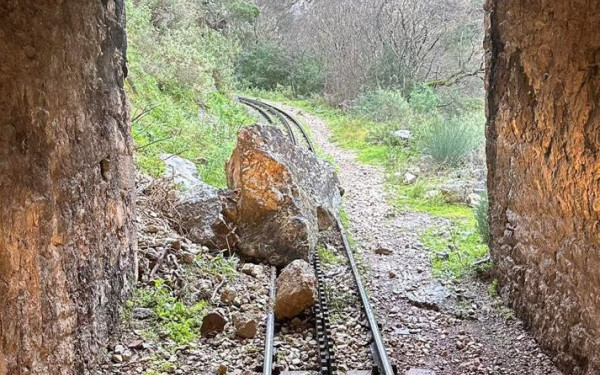 Καλάβρυτα: Ο αυξανόμενος κίνδυνος από τις κατολισθήσεις οδηγεί σε αναστολή της γραμμής