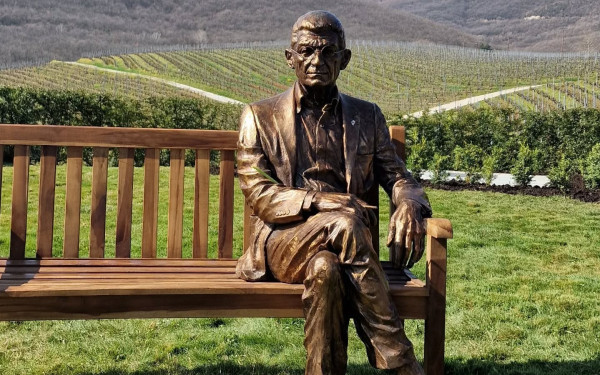 Στα αμπέλια της Νάουσας για πάντα ο Γιάννης Μπουτάρης: Αποκαλύφθηκε το γλυπτό του στο Κτήμα Κυρ-Γιάννη