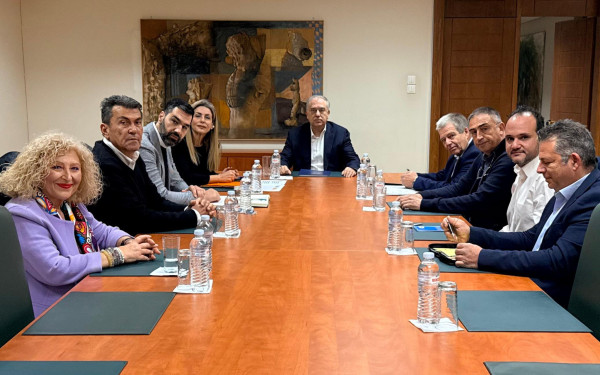 Σε κλίμα «υπευθυνότητας» η συνάντηση Θεοδωρικάκου - βενζινοπωλών - «Το πλαφόν προστατεύει από την αισχροκέρδεια»