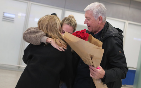 Επέστρεψαν στην Αθήνα 87 Έλληνες από το Ομάν (βίντεο)