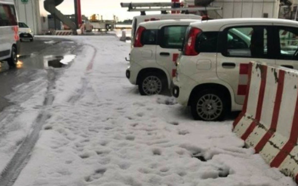 Η Ρώμη «πνίγηκε» από χαλάζι: Νερά από τις οροφές και ματαιώσεις πτήσεων στο αεροδρόμιο «Φιουμιτσίνο» (βίντεο)