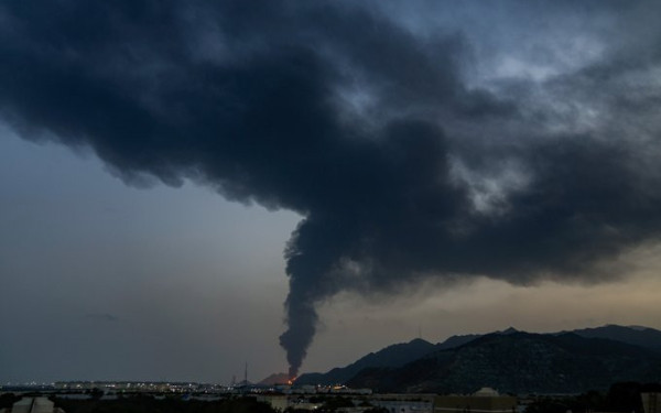 Πυρκαγιά ξέσπασε στις πετρελαϊκές εγκαταστάσεις στο λιμάνι Φουτζάιρα των Ηνωμένων Αραβικών Εμιράτων (βίντεο)