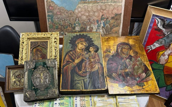 Συνελήφθη γυναίκα υπάλληλος του Τσαγκαράκη - Έκρυψε το Ευαγγέλιο του 18ου αιώνα