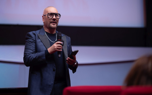 28ο ΦΝΘ: Ο Ντέσμοντ Τσάιλντ «ροκάρει» στο Ολύμπιον και στέλνει μήνυμα για την επανένωση των Γλυπτών του Παρθενώνα