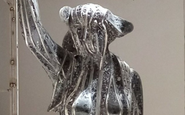 Θεσσαλονίκη: Άγνωστοι βανδάλισαν το γλυπτό «Γυναίκα σε Λεωφορείο» στην Αριστοτέλους