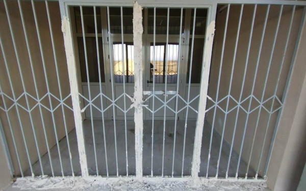 Νέα Καλλικράτεια: Στο στόχαστρο βανδάλων σχολείο – Τσιμέντωσαν πόρτες και έσπασαν τζάμια στο Γυμνάσιο