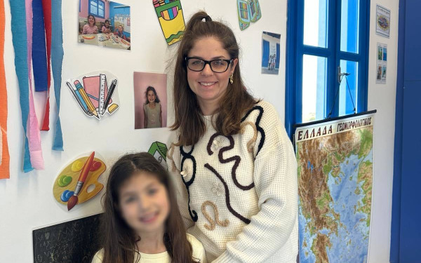 Μία δασκάλα, μία μαθήτρια: Η συγκινητική καθημερινότητα στο Δημοτικό Σχολείο της Ηρακλειάς