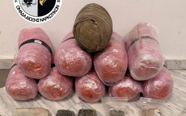 Θεσσαλονίκη: «Χτύπημα» της Αστυνομίας σε σπίτι διακινητή ναρκωτικών - Πάνω από 14 κιλά κάνναβης και ηρωίνης εντόπισε ο Vector