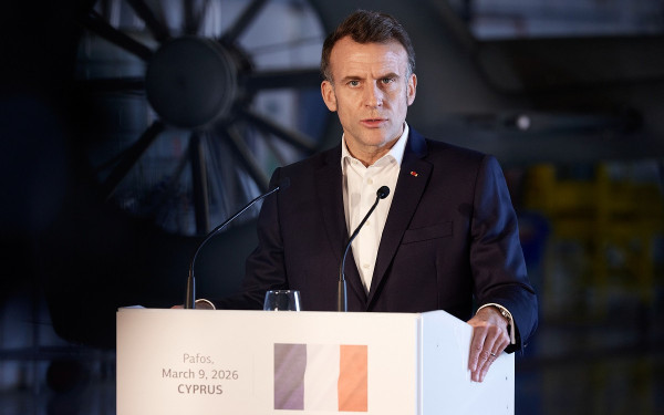 Στη Σούδα ο Μακρόν – Συνάντηση με Δένδια και επίσκεψη στο αεροπλανοφόρο «Σαρλ ντε Γκoλ»