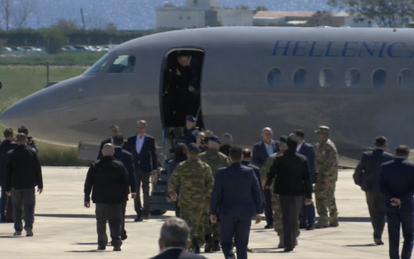 Δείτε live: Έφτασε στην Κύπρο ο Μητσοτάκης - Θα συναντηθεί με Μακρόν και Χριστοδουλίδη