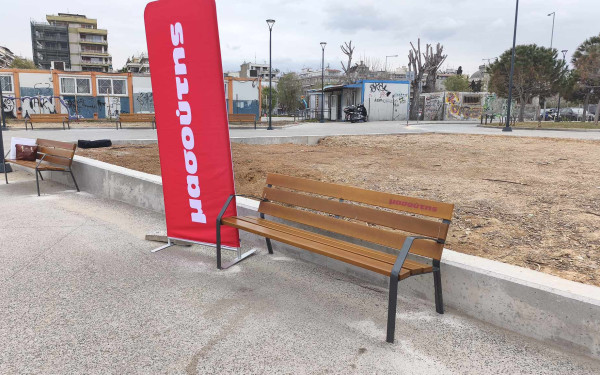 Θεσσαλονίκη: Τοποθετήθηκαν τα νέα παγκάκια γύρω από το Μέγαρο Μουσικής - 200 νέα συνολικά στην πόλη