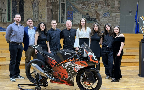 Θεσσαλονίκη: Η μηχανή της «Panther Racing» που κατέκτησε την παγκόσμια πρωτιά «έκλεψε» τις εντυπώσεις στο ΑΠΘ (βίντεο)