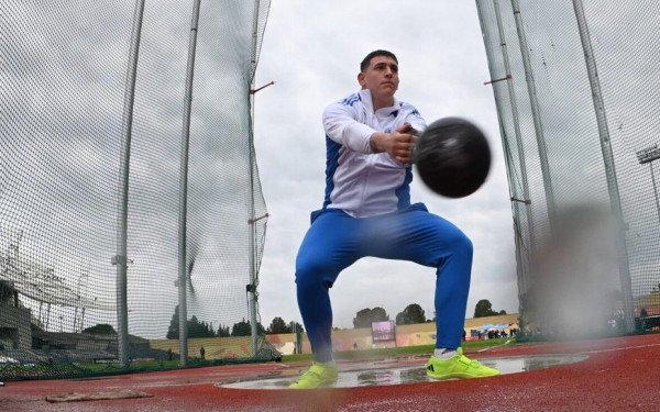 Στίβος: «Χόρεψε» στη βροχή και κατέκτησε την τρίτη θέση στη σφύρα ο Γιώργος Παπαναστασίου (βίντεο)