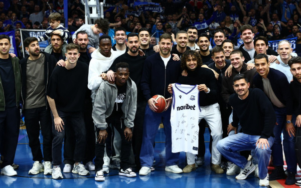 Μπάσκετ: Ο Ηρακλής βράβευσε την ποδοσφαιρική ομάδα στο Ιβανώφειο για την άνοδο στη Super League (βίντεο)