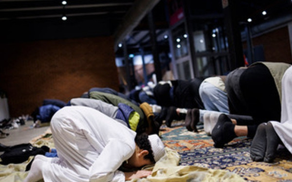 Eid al-Fitr στη Θεσσαλονίκη: Εκατοντάδες μουσουλμάνοι γιορτάζουν τη Λύση της Νηστείας