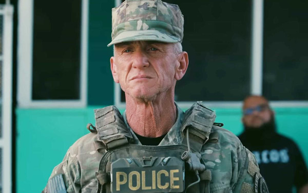 Η Ουκρανία έδωσε στον Σον Πεν «ατσάλινο Όσκαρ» από συντρίμμια βαγονιού - Δείτε βίντεο