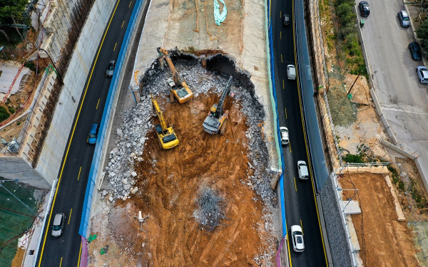 Θεσσαλονίκη: Εντυπωσιακές εικόνες από την κατεδάφιση του τούνελ στα Κωνσταντινουπολίτικα