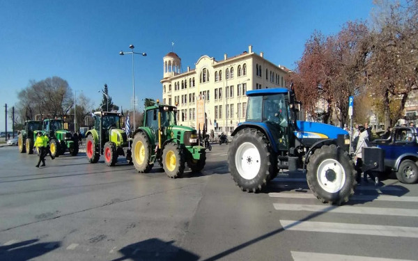 Θεσσαλονίκη: Μπήκαν στο κέντρο οι αγρότες με τα τρακτέρ - Εφτασαν στην Agrotica
