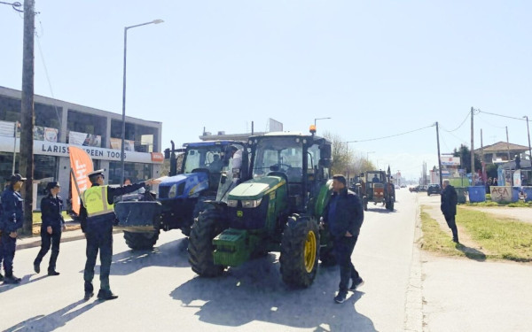 Λάρισα: Τρακτέρ επιχείρησαν να προσεγγίσουν το ξενοδοχείο όπου θα μιλήσει ο Κυρ. Μητσοτάκης - Δείτε βίντεο