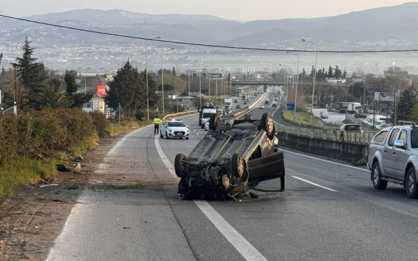 Τροχαίο στην ΕΟ Θεσσαλονίκης - Μουδανίων: ΙΧ βγήκε εκτός πορείας και αναποδογύρισε - Τραυματίστηκε ο νεαρός οδηγός